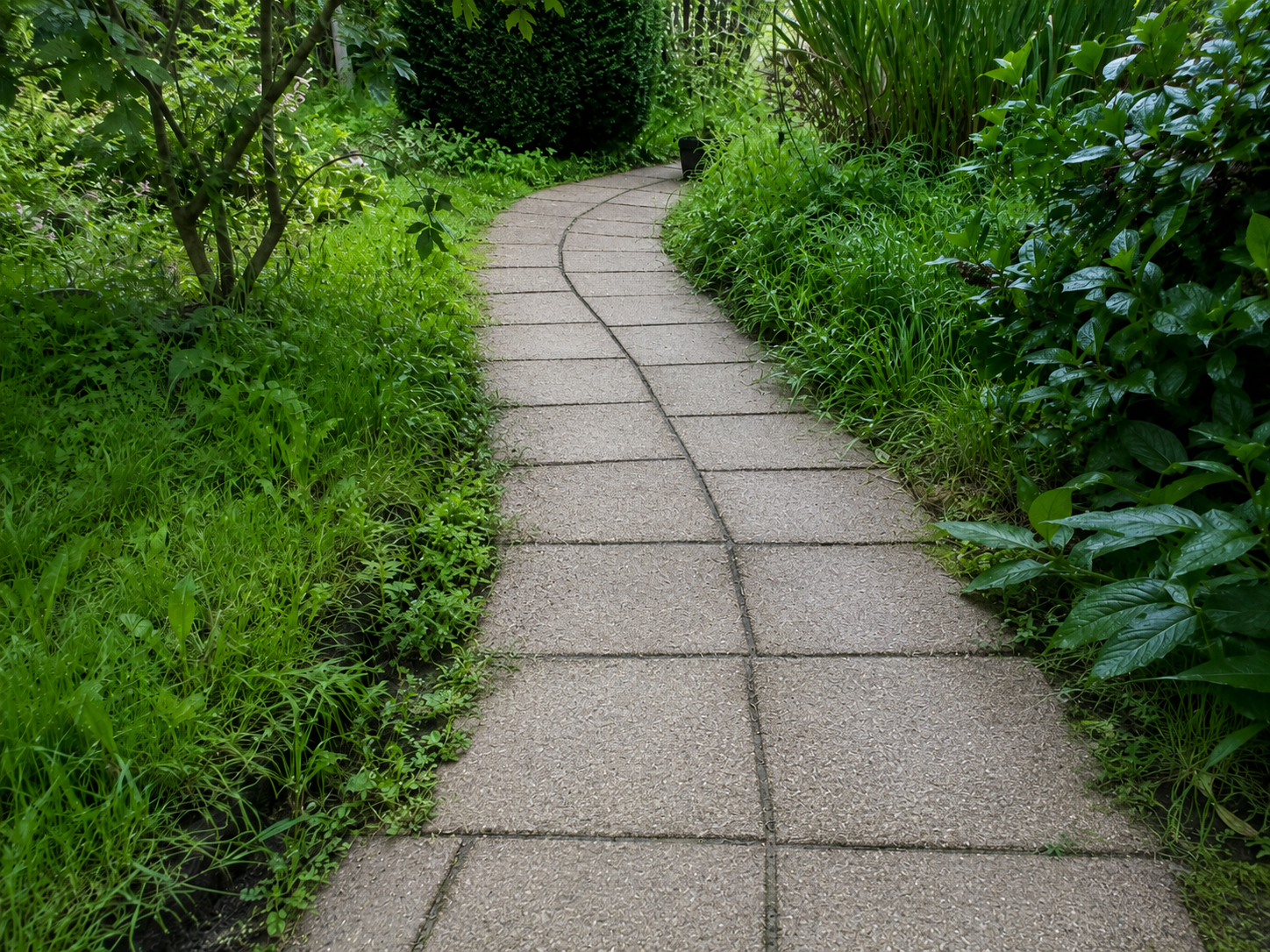 Schoon tuinpad na hogedrukreiniging