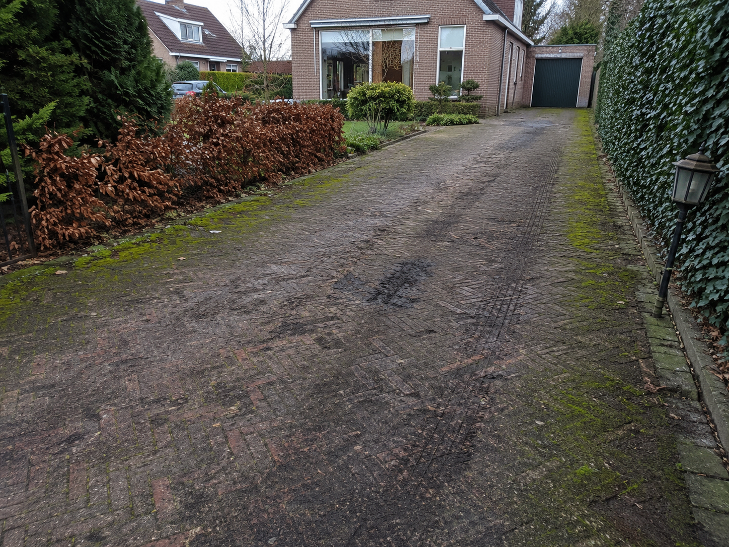 Vervuilde oprit voor reiniging